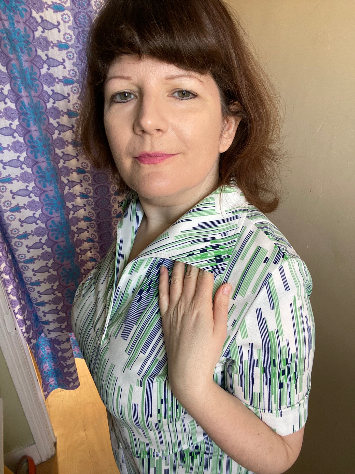 Vintage 60s 70s polyester green white dress with collar size 16 18