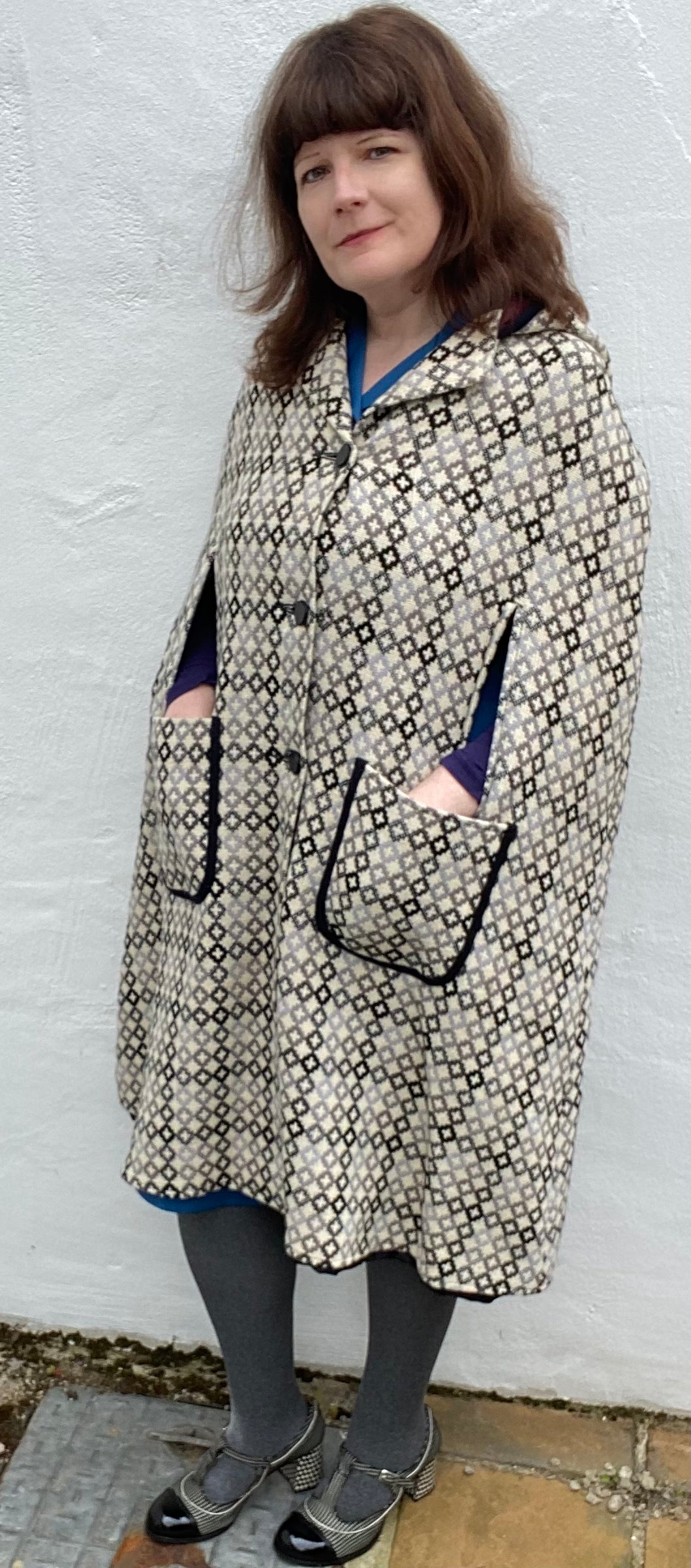 Vintage black white grey print long hooded Welsh Wool Tapestry cape buttons pockets size L 18