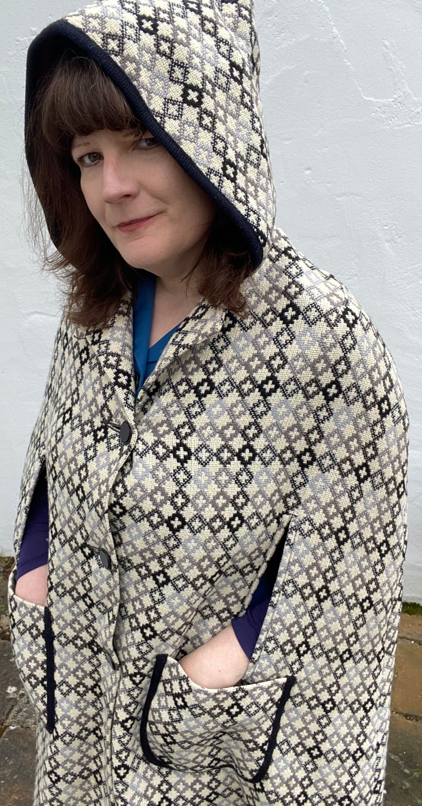 Vintage black white grey print long hooded Welsh Wool Tapestry cape buttons pockets size L 18