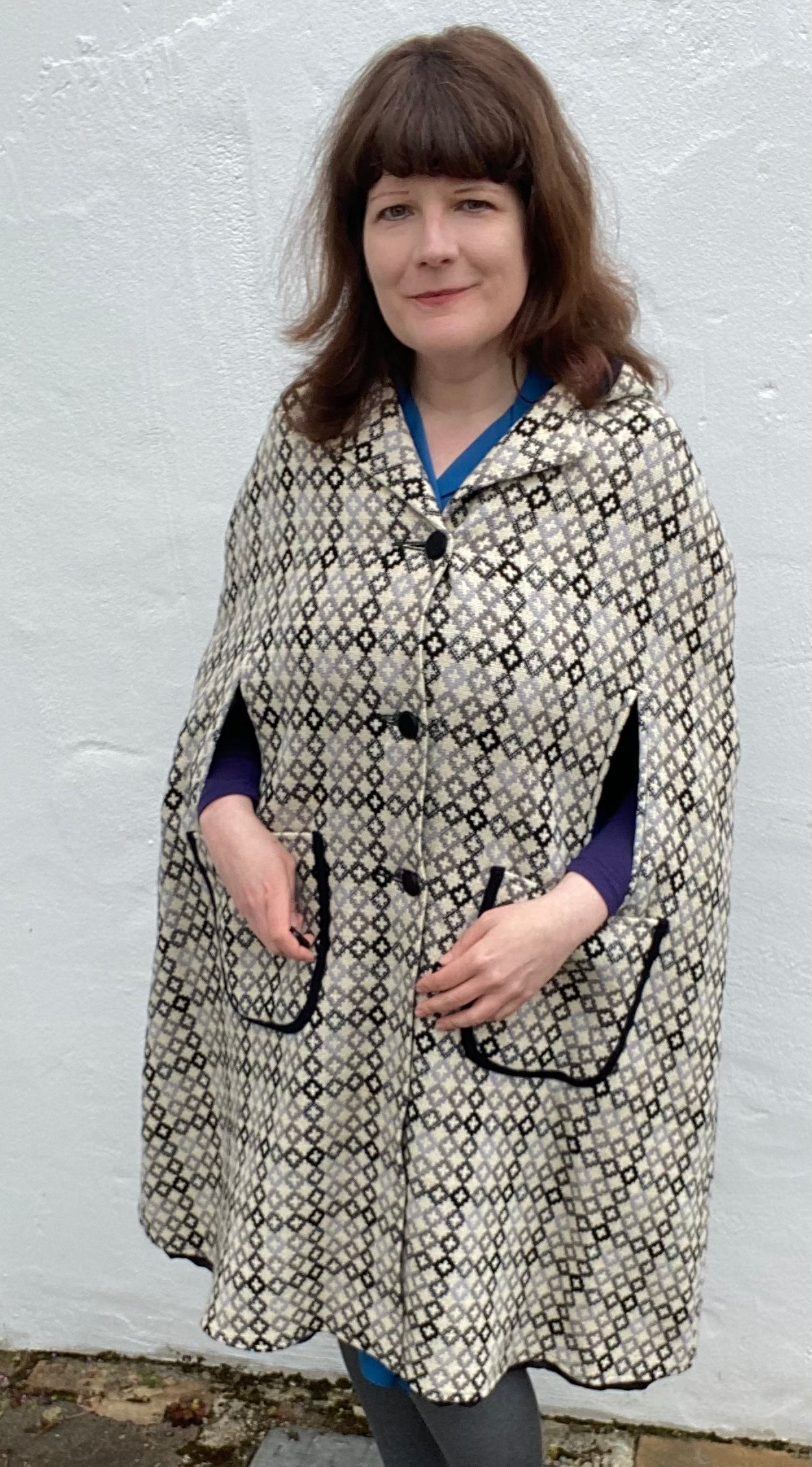 Vintage black white grey print long hooded Welsh Wool Tapestry cape buttons pockets size L 18