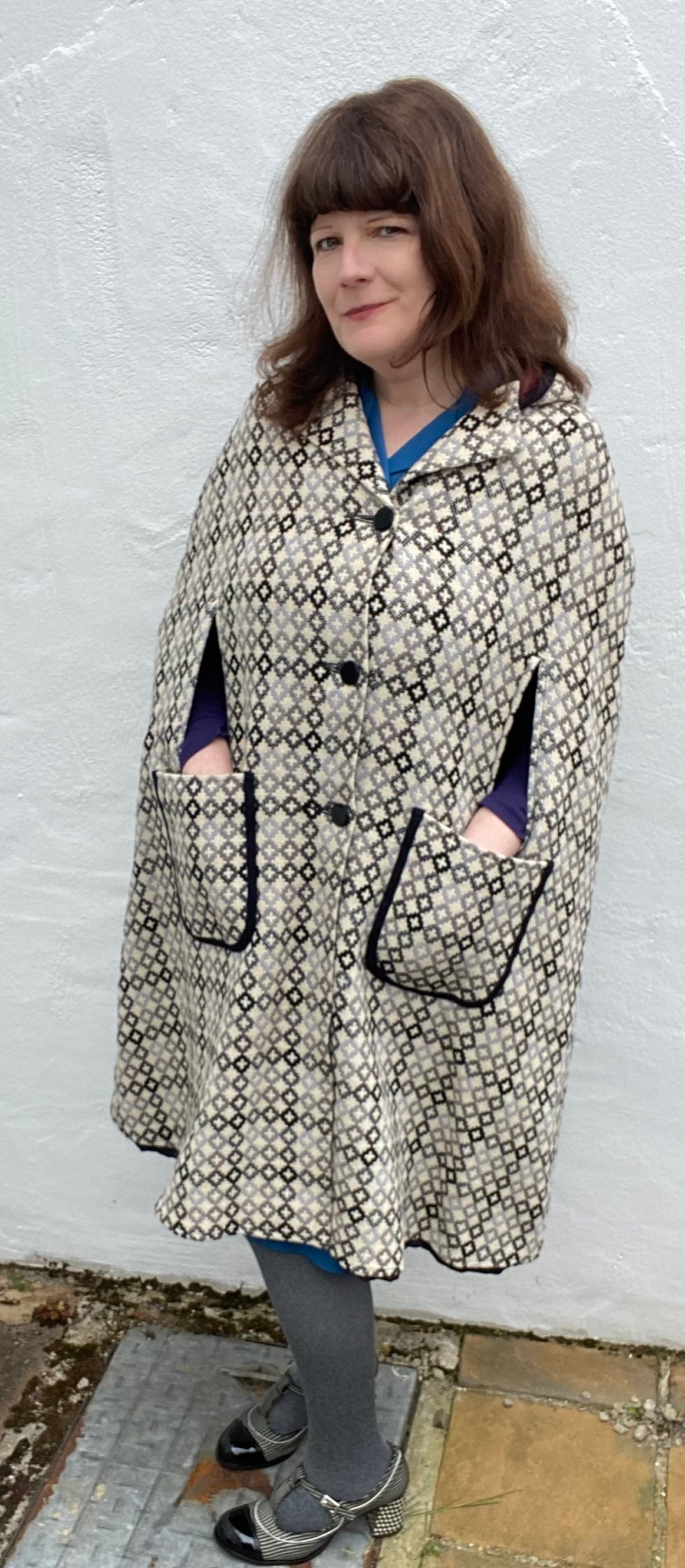 Vintage black white grey print long hooded Welsh Wool Tapestry cape buttons pockets size L 18