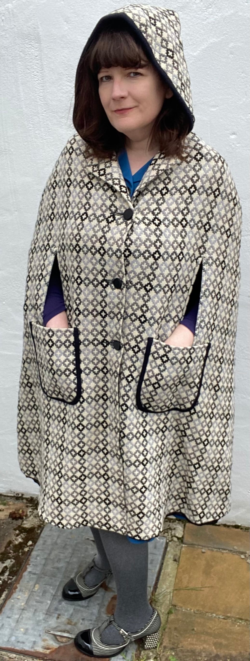 Vintage black white grey print long hooded Welsh Wool Tapestry cape buttons pockets size L 18