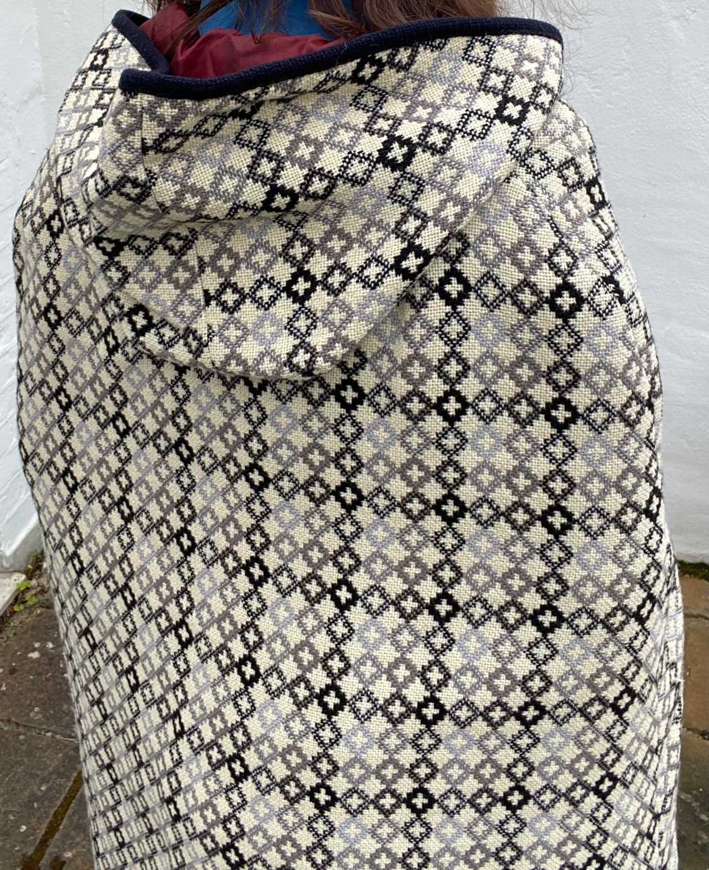 Vintage black white grey print long hooded Welsh Wool Tapestry cape buttons pockets size L 18
