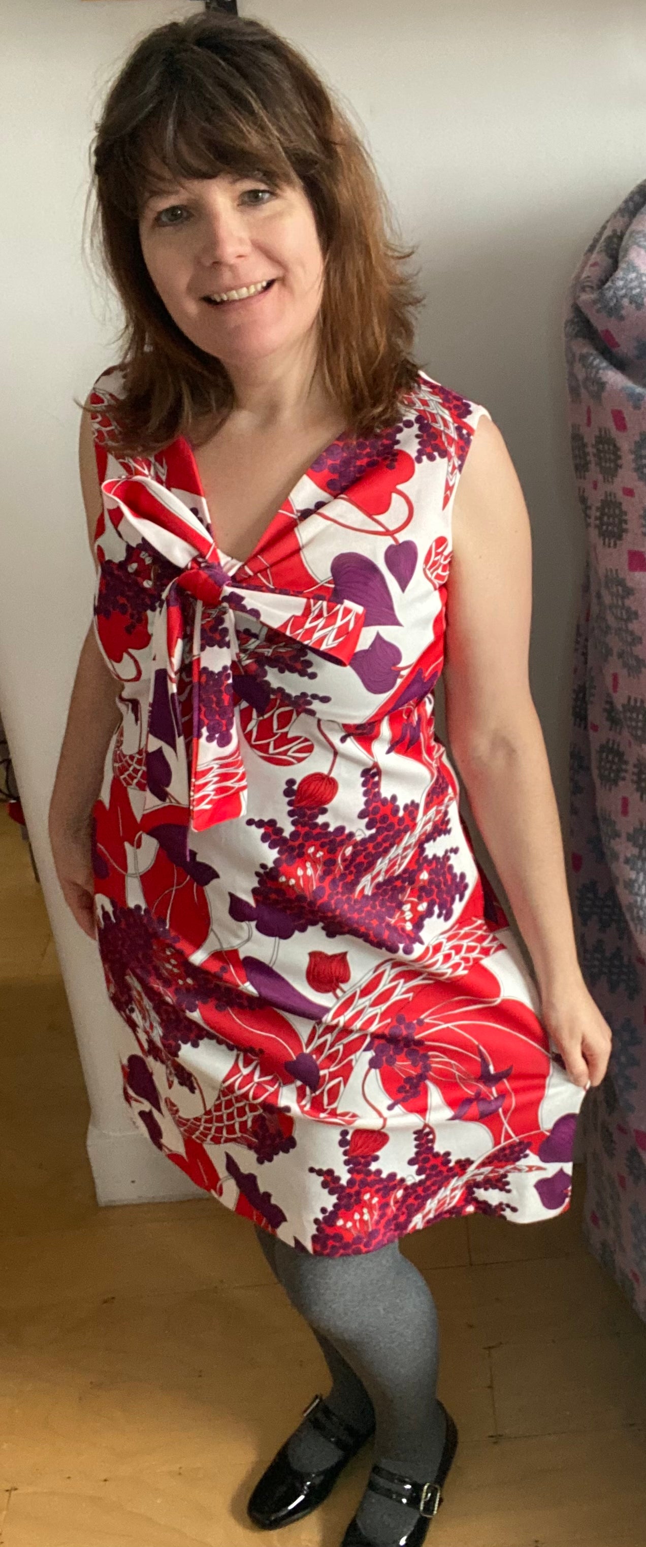 Vintage red white print tie bow shift dress 60s 70s size 16 crimplene sleeveless