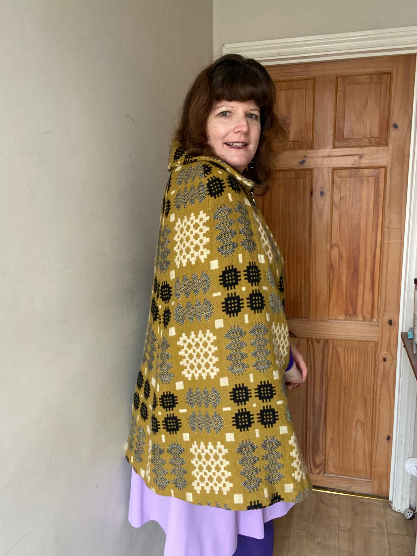 Vintage yellow mustard black white portcullis print long Welsh Wool Tapestry cape collar zip up to size 12 14