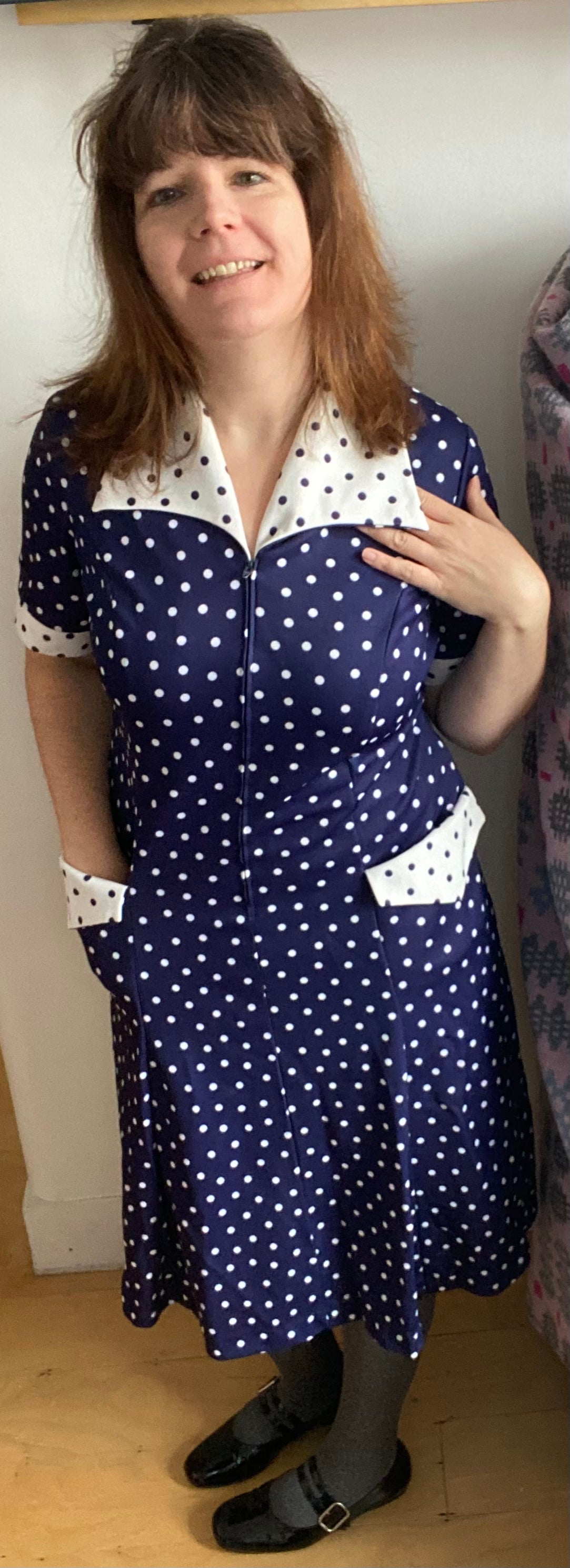 Vintage 70s navy blue white spot polka dot print dagger coller zip front dress polyester size 18 short sleeves