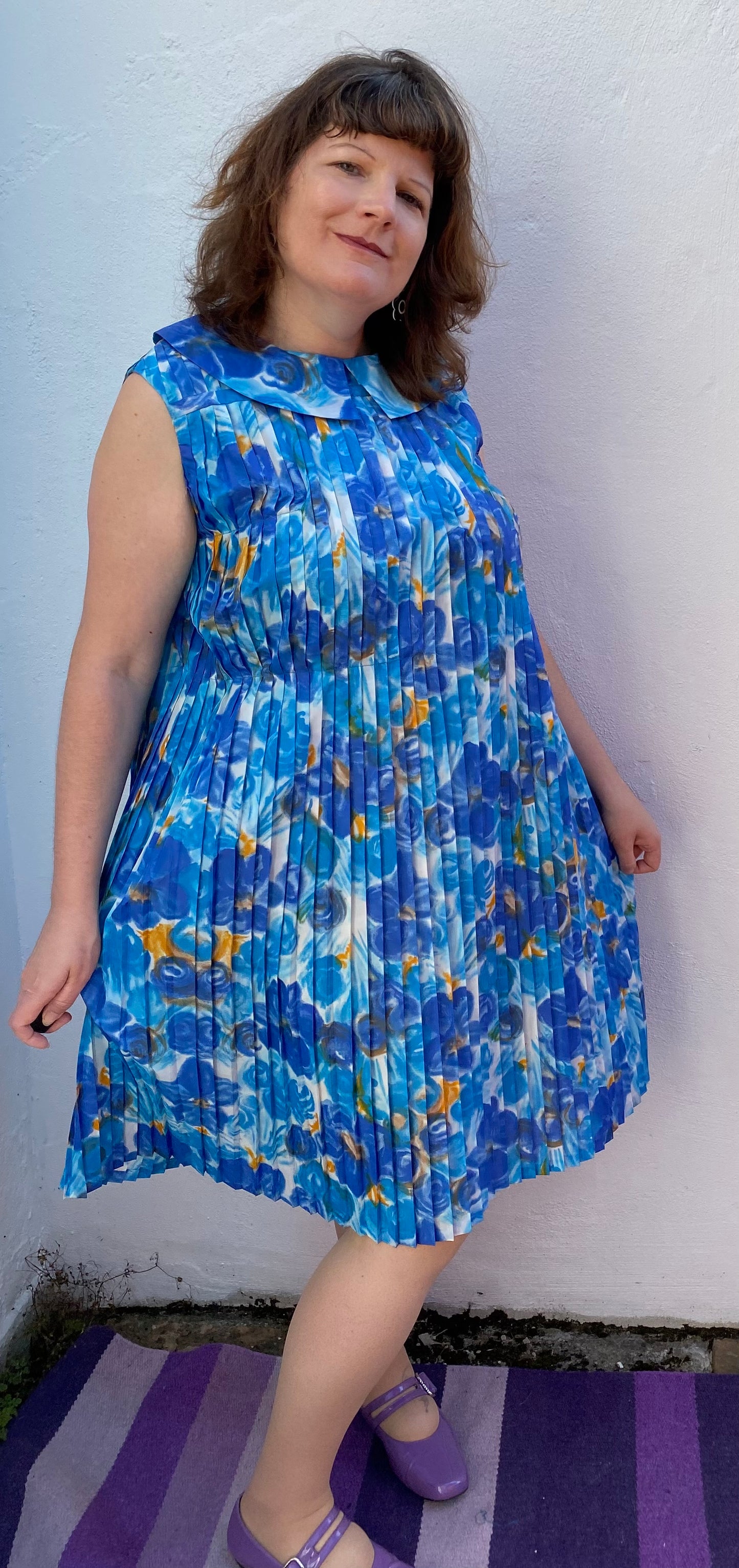 Vintage blue white 60s print large collar pleated mini dress polyester sleeveless size 16 18 possibly maternity