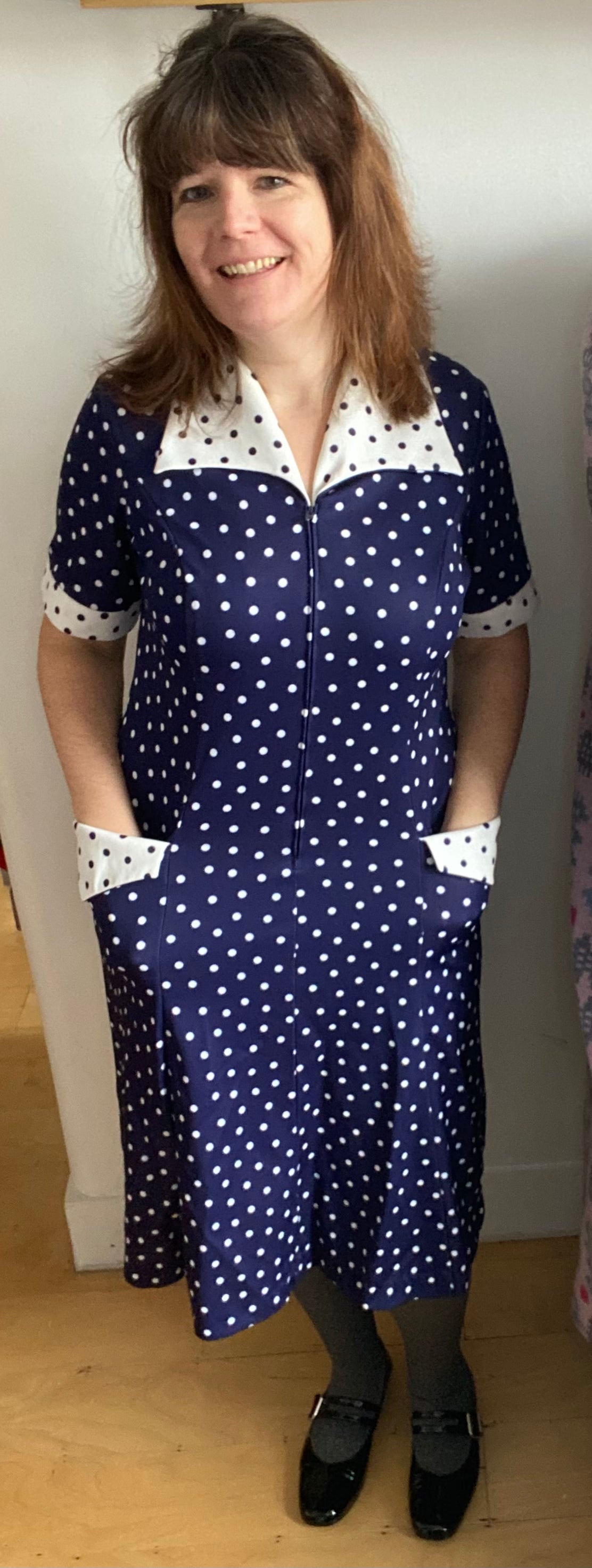 Vintage 70s navy blue white spot polka dot print dagger coller zip front dress polyester size 18 short sleeves