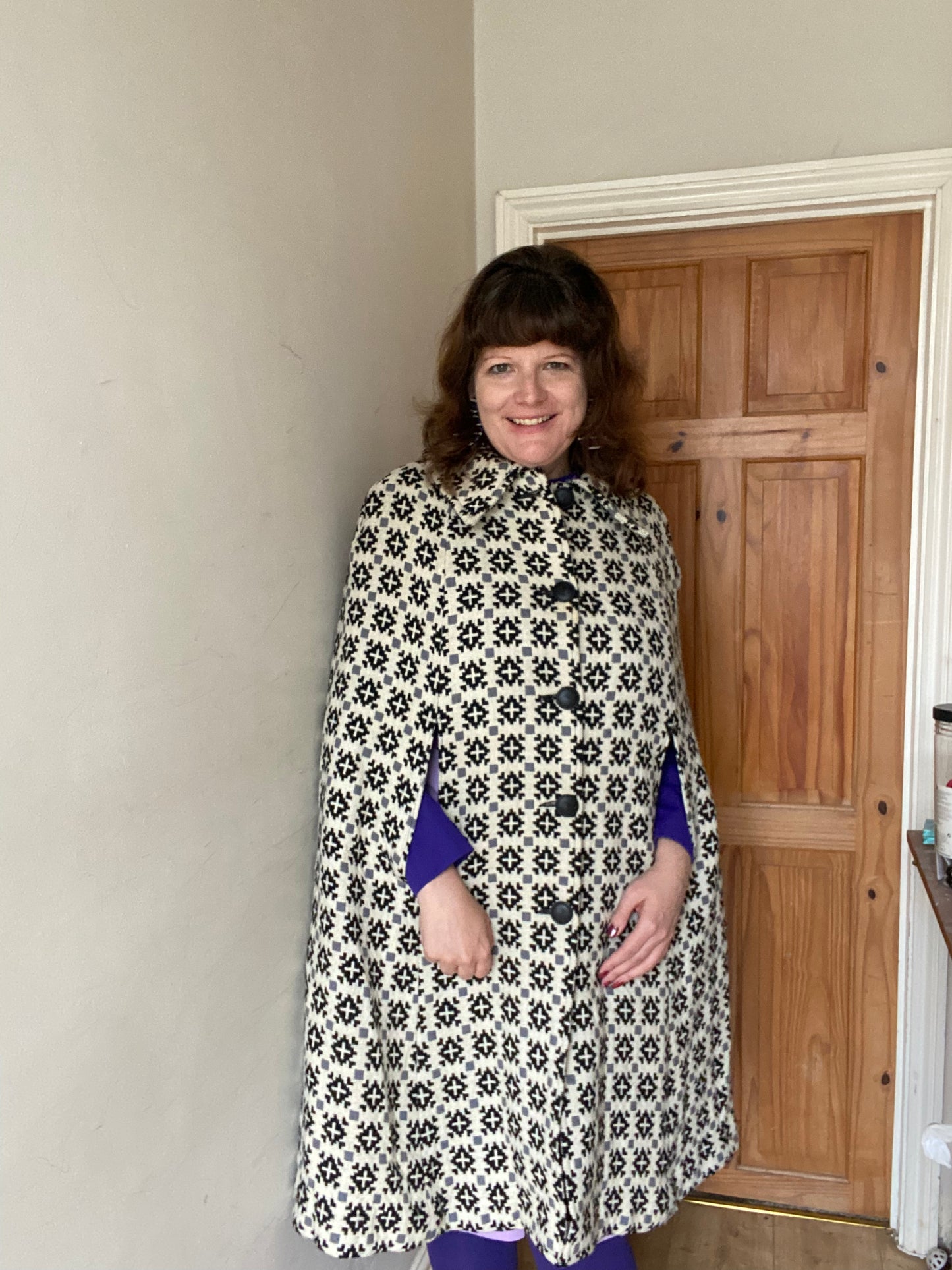 Vintage black white geometric print long Welsh Wool Tapestry cape buttons size L 16 18 20