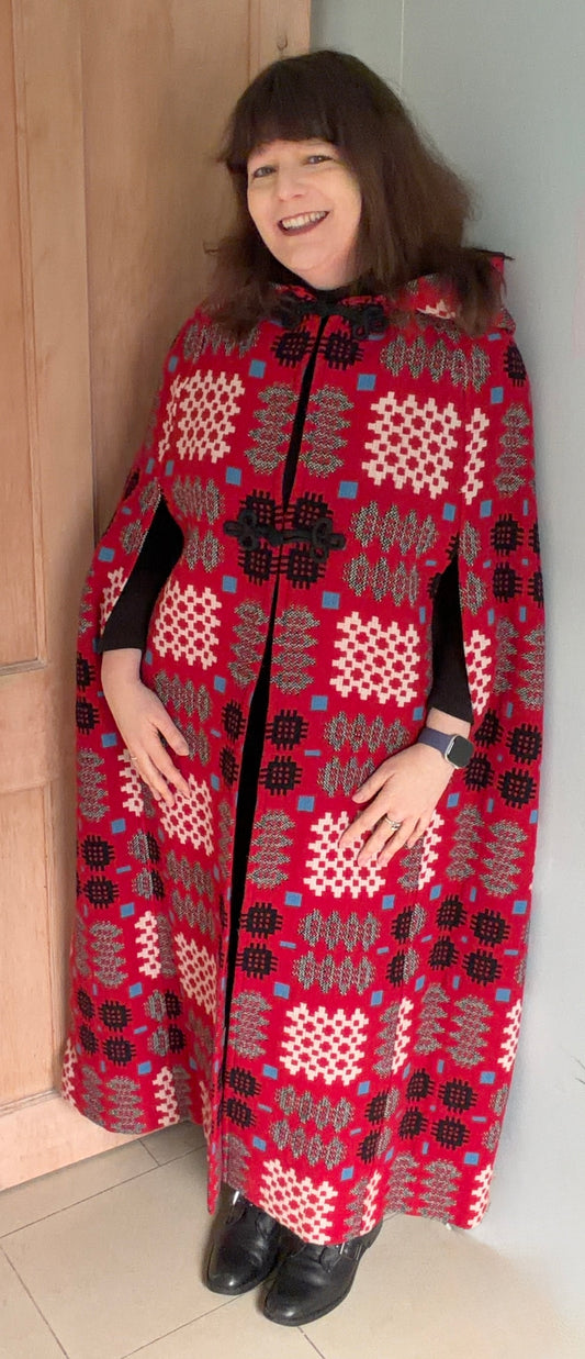 Vintage long length red black white portcullis print hooded Welsh Wool Tapestry cape collar zip up to size 18 20 Jon Ro Fashions