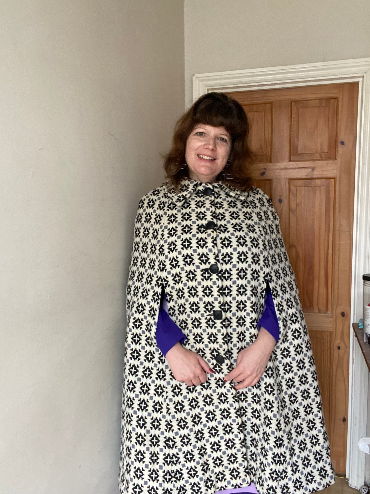 Vintage black white geometric print long Welsh Wool Tapestry cape buttons size L 16 18 20