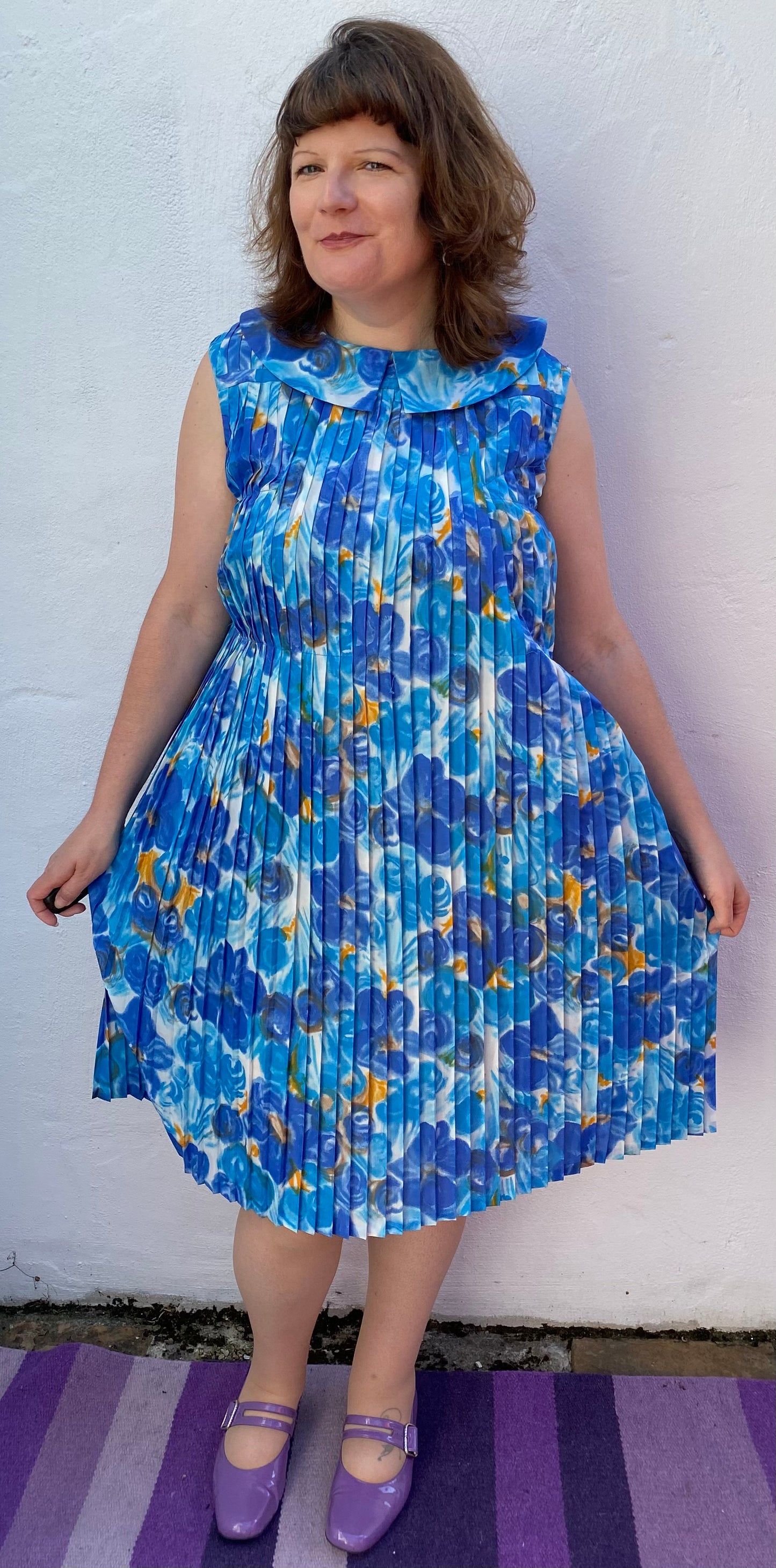 Vintage blue white 60s print large collar pleated mini dress polyester sleeveless size 16 18 possibly maternity