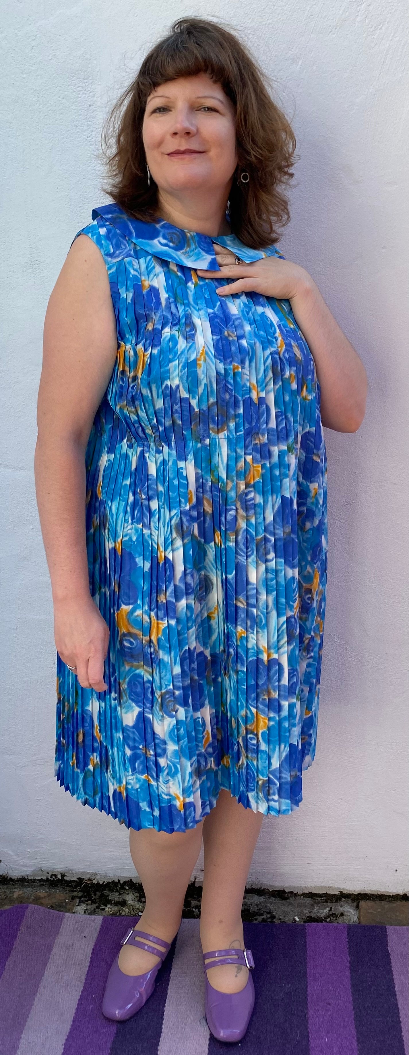 Vintage blue white 60s print large collar pleated mini dress polyester sleeveless size 16 18 possibly maternity